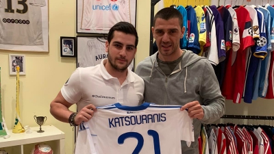 Ο Κώστας Κατσουράνης θυμάται στο BN Sports την παρθενική νίκη της Ελλάδας σε τελικά Μουντιάλ δίπλα στη… φανέλα του (video)