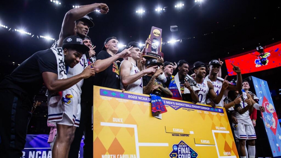 NCAA: Με τρομερή ανατροπή το Κάνσας επικράτησε με 72-69 του Νορθ Καρολάινα και… έγραψε το τέταρτο πρωτάθλημα