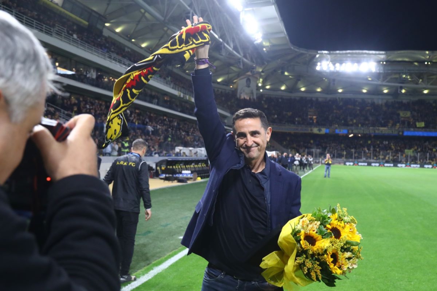 Μανόλο Χιμένεθ: Βράβευση και αποθέωση πριν από τη σέντρα!