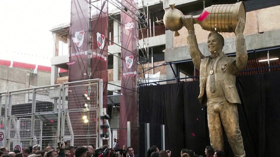 Άγαλμα του Γκαγιάρδο στην Αργεντινή, έχει 26 μέτρα ύψος και πολλά κιλά... cojones! (video)