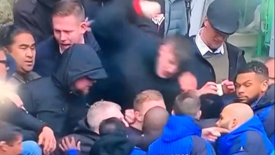 Οπαδός της Χρόνινχεν έριξε γροθιά σε ποδοσφαιριστή της ίδιας της ομάδας του! (video)