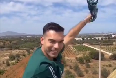 «Ξυπνάτε, ποιος; ποιος;»: Ο Σλούκας... τρελάθηκε στο πούλμαν και φώναζε στον κόσμο που τον αποθέωνε! (video)