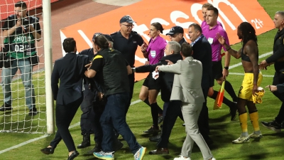 Αποχώρηση της Φραπάρ με συνοδεία αστυνομίας από τον αγωνιστικό χώρο!