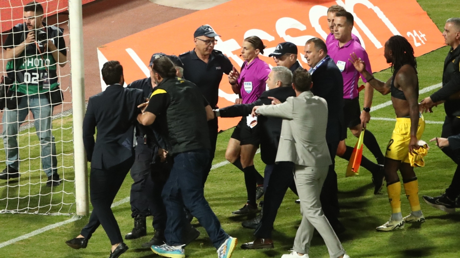 Αποχώρηση της Φραπάρ με συνοδεία αστυνομίας από τον αγωνιστικό χώρο!