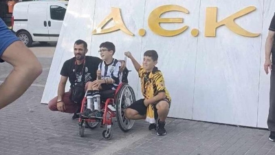 Ίσως και να υπάρχει… ελπίδα: Ο μικρός Γιάννης στη Νέα Φιλαδέλφεια με τη φανέλα του ΠΑΟΚ!