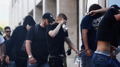 Κατέφθασαν στην Ευελπίδων για να βρεθούν ενώπιον του ανακριτή οι πρώτοι 35 χούλιγκαν