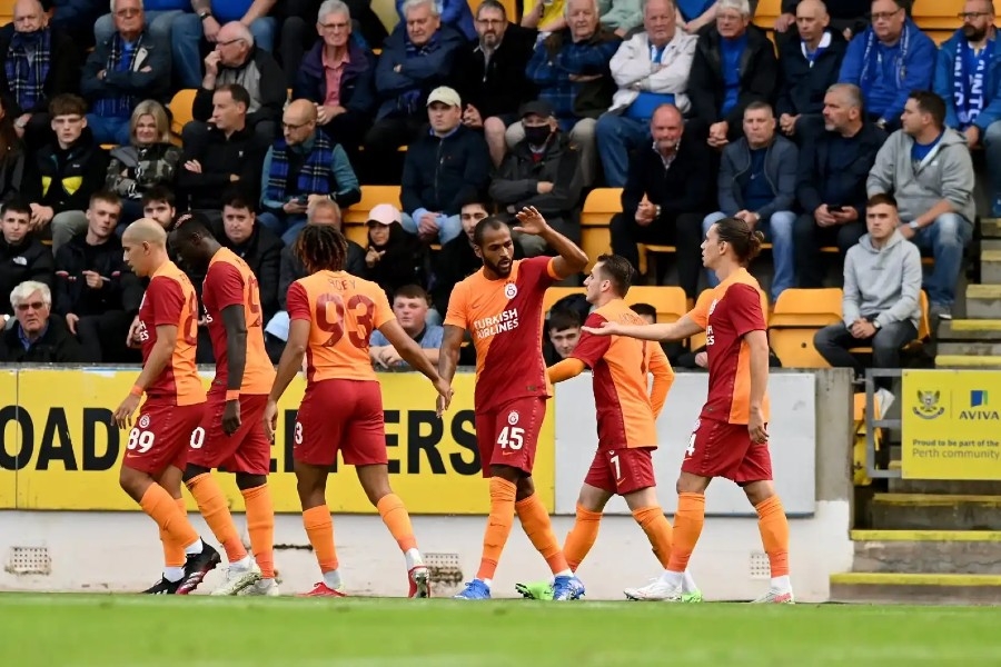 Άγρια συμπλοκή ανάμεσα στους φίλους της Ράντερς και της Γαλατασαράι! (video)