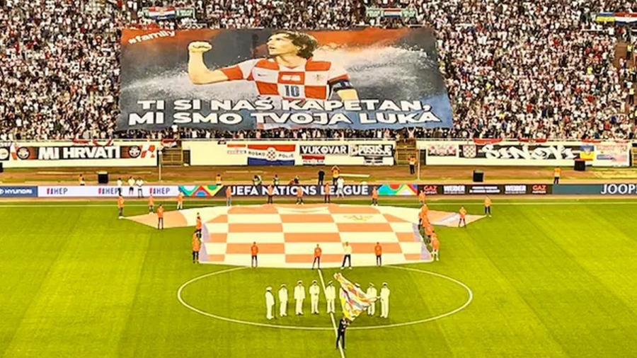 Κροατία – Γαλλία: Πανό για τις 150 εμφανίσεις του Μόντριτς με το εθνόσημο