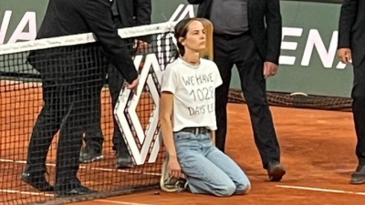 Roland Garros: Προσωρινή διακοπή στο Ρουντ-Τσίλιτς, εισβολέας δέθηκε στο φιλέ (video)