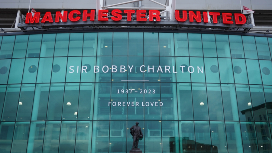 Ανατριχίλα: Τεράστιο banner στο Ολντ Τράφορντ, στη μνήμη του Σερ Μπόμπι Τσάρλτον!