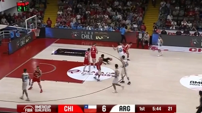 Απίστευτο: Σκύλος «εισέβαλε» σε γήπεδο μπάσκετ και... σταμάτησε την Εθνική Αργεντινής! (video)