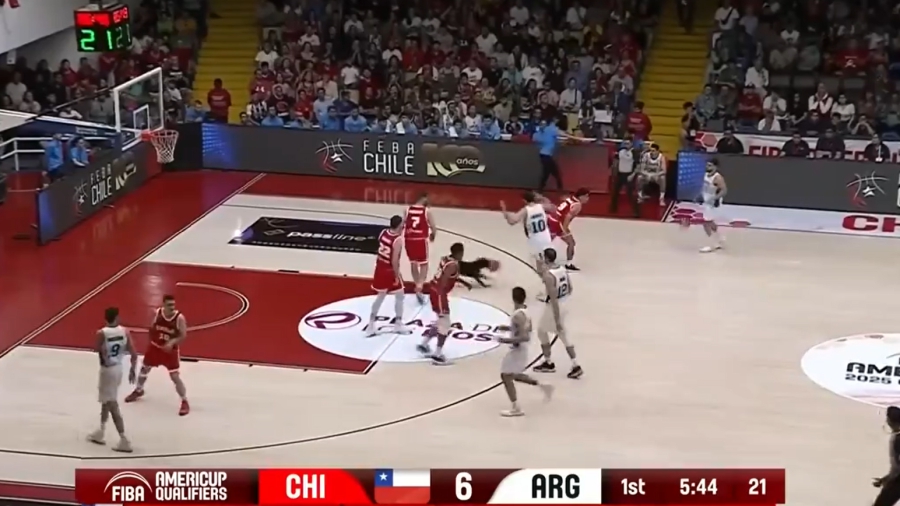 Απίστευτο: Σκύλος «εισέβαλε» σε γήπεδο μπάσκετ και... σταμάτησε την Εθνική Αργεντινής! (video)