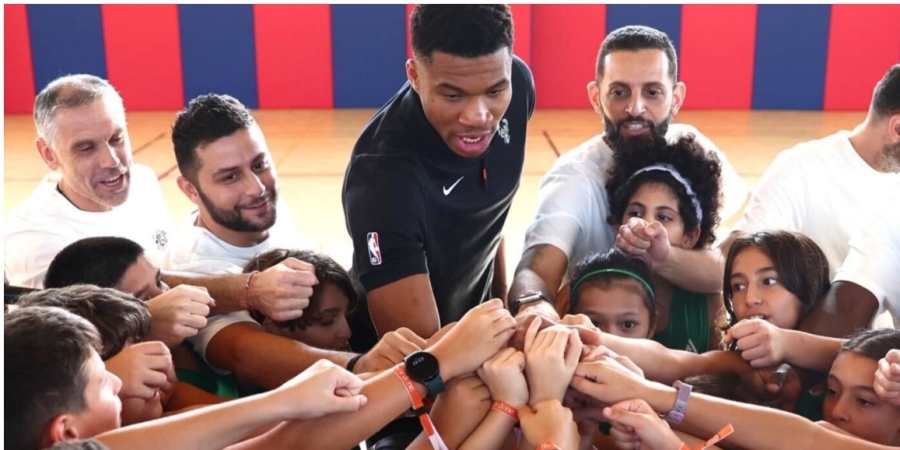 «O αθλητισμός δεν τελειώνει ποτέ»: Σε ρόλο προπονητή o Giannis στο NBA camp του Άμπου Ντάμπι