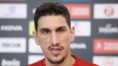 Λαρεντζάκης: «Συγκεντρωμένοι και πεινασμένοι, για να μην έχουμε πρόβλημα με την Αρμάνι»