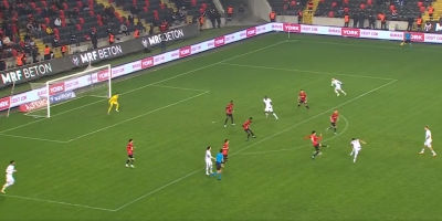 «Φευγάτος» ή όχι, ο Μπακασέτας συνεχίζει να... κουβαλάει την Τράμπζονσπορ! (video)