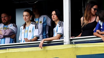 Η Ντούα Λίπα ντυμένη με την φανέλα της Αργεντινής απόλαυσε το Μπόκα - Ρίβερ! (vid)