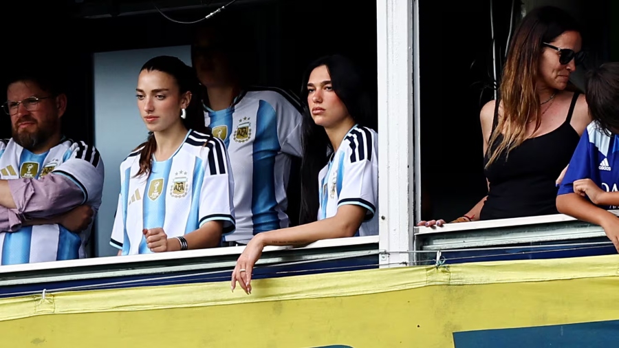 Η Ντούα Λίπα ντυμένη με την φανέλα της Αργεντινής απόλαυσε το Μπόκα - Ρίβερ! (vid)