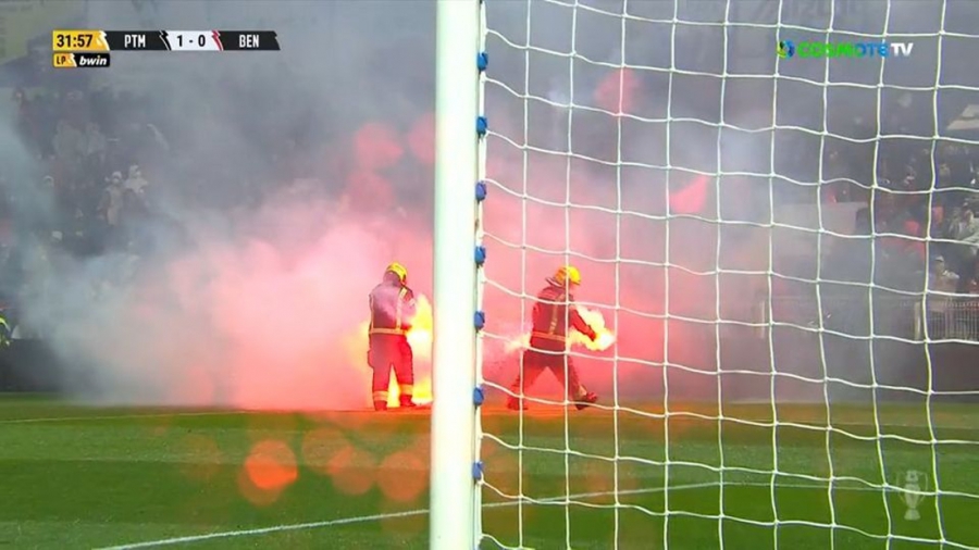 Πορτιμονένσε – Μπενφίκα: «Βροχή» από καπνογόνα και προσωρινή διακοπή