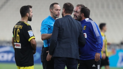 Νέα θέση της ΑΕΚ: «Υπήρξε λεκτική ένταση στο ημίχρονο, ο Μάντζιος επιτέθηκε φραστικά στον Καραντώνη»