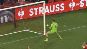 Δύο κίτρινες στον Μαρτίνες, αλλά όχι κόκκινη: Γιατί δεν αποβλήθηκε ο γκολκίπερ της Βίλα; (video)