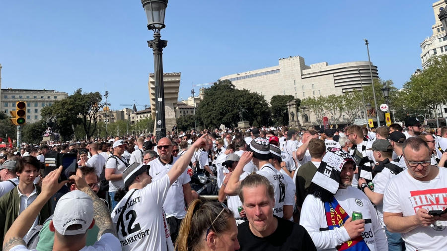 Πάνω από 30.000 οπαδοί της Άιντραχτ… πλημμύρισαν την Βαρκελώνη!  (video)