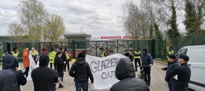 Διαμαρτυρία οπαδών της Μάντσεστερ Γιουνάιτεντ κατά των Γκλέιζερς, έξω από το προπονητικό κέντρο!