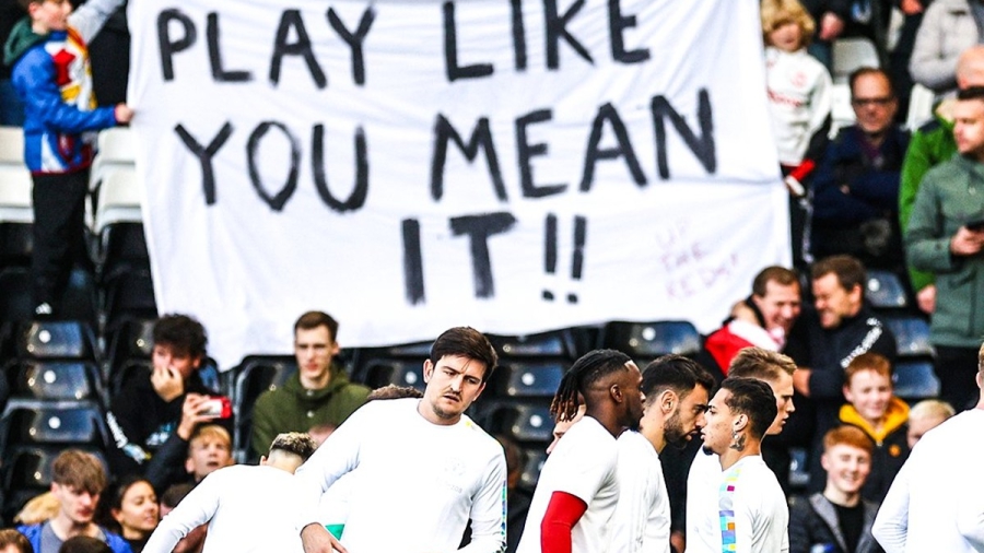 Ο ΜακΤόμινεϊ αγαπά όσο κανείς τη Γιουνάιτεντ: «Είδα το πανό και είπα στους συμπαίκτες μου…»