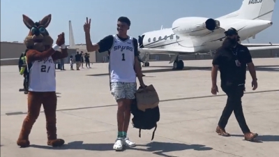 Υποδοχή Γουεμπανιάμα στο Σαν Αντόνιο, με τιμές αρχηγού κράτους! (video)