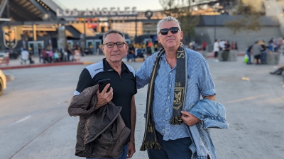 Μια φιλία 40 χρόνων, ένας Αμερικάνος και δύο φίλοι του Ολυμπιακού: Πώς συνδέονται με το Λος Άντζελες;