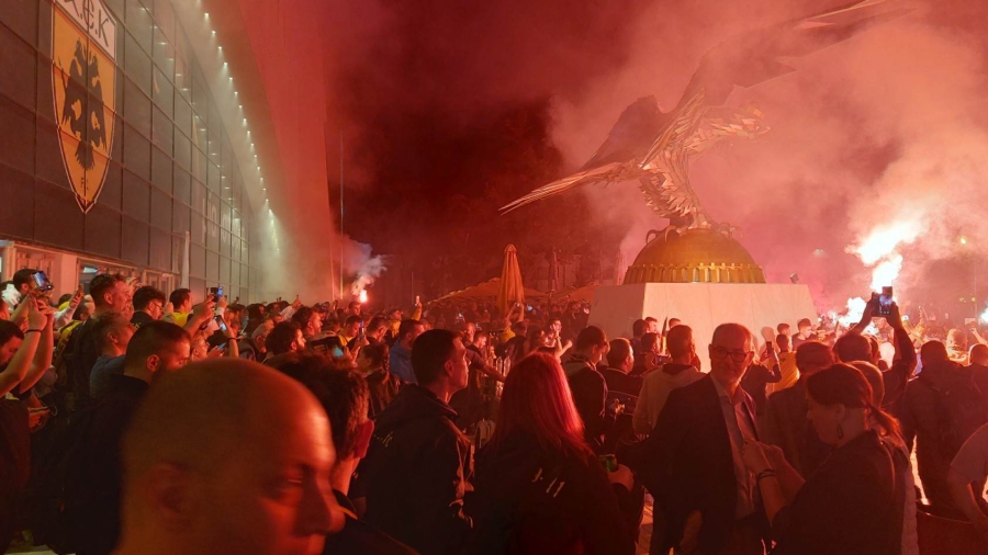 «Χαμός» στη Φιλαδέλφεια: Χιλιάδες φίλοι της ΑΕΚ έξω από την OPAP Arena! (video)
