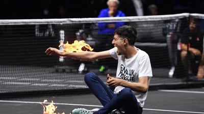 Ακτιβιστής προσπάθησε να αυτοπυρποληθεί στην αναμέτρηση του Τσιτσιπά! (video)