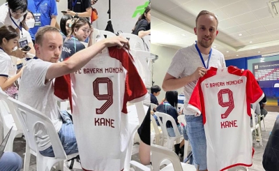 Έξαλλος ο Ποστέκογλου – Δημοσιογράφος του έδειξε φανέλα της Μπάγερν με το όνομα του Κέιν (video)
