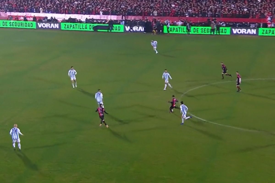 «Γκολάρα» του Σκόκο από τη… σέντρα κόντρα στον Μέσι, στο «αντίο» του Μάξι Ροντρίγκες (video)