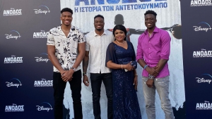 Ο Γιάννης Αντετοκούνμπο επέστρεψε στο ανοιχτό του Τρίτωνα ως star του Hollywood! (video)