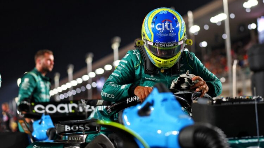 «Πετάξτε μου νερό»: Το κάθισμα του Αλόνσο πήρε… φωτιά και ο Ισπανός υπέστη εγκαύματα στο Κατάρ! (video)