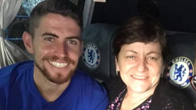 Τσέλσι: Ο Ζορζίνιο... αναπολεί με την μεγαλύτερή του έμπνευση, τη μητέρα του (video)