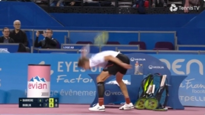 Ο θολωμένος Μπούμπλικ διέλυσε τρεις ρακέτες στη σειρά (video)!