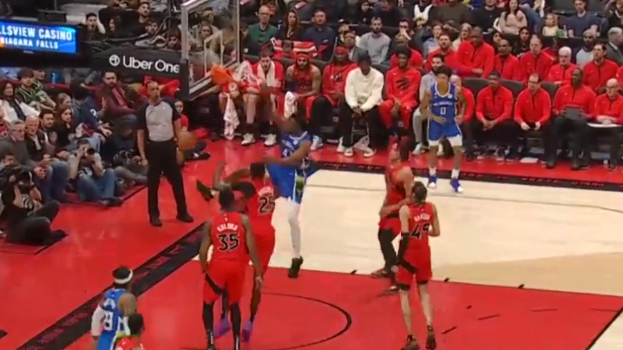 Εκπληκτικό κάρφωμα του Θανάση Αντετοκούνμπο στον Κρις Μπουσέ! (video)