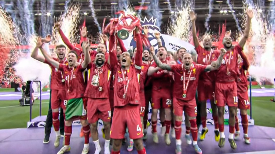 Ξεχωριστή στιγμή για τη Λίβερπουλ: Απονομή με κόσμο μετά από 35 χρόνια – Ο Άρνολντ φίλησε το σήμα! (pic)