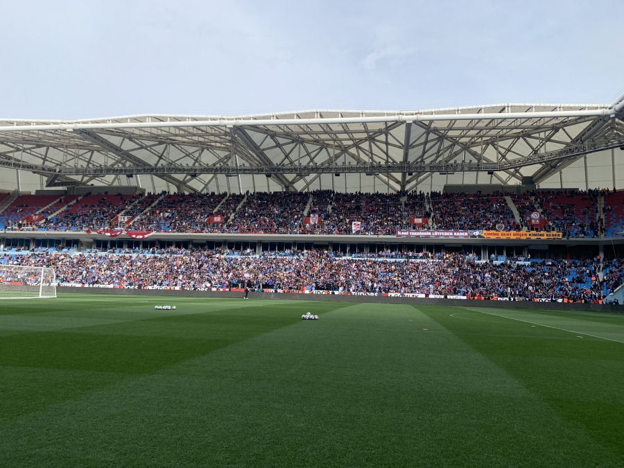 «Τρέλα» από τους οπαδούς της Τραμπζονσπόρ: Έκαναν ατμόσφαιρα στην προπόνηση πριν το… πρωτάθλημα! (video)