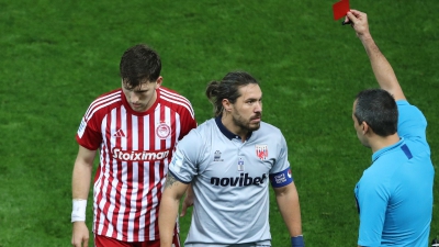 Ο Μπαριέντος αποβάλλεται ξανά, τρία χρόνια μετά: Τότε στο Βόλος – ΑΕΚ, τώρα… μάτωσε τον Μασούρα! (video)