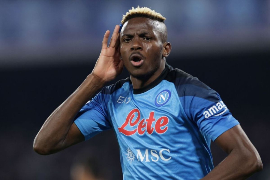 Χαμόγελα στη Νάπολι: Ο Όσιμεν ανανεώνει μέχρι το 2026 με… τρομακτική ρήτρα αποδέσμευσης