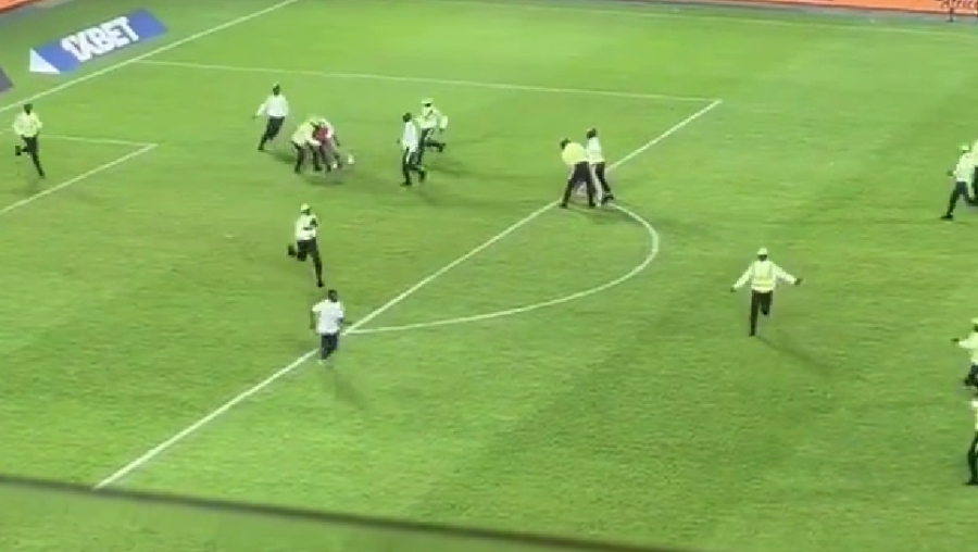 «Χαμός» στο φινάλε του Καμερούν – Γουινέα: Μπήκαν οπαδοί στον αγωνιστικό χώρο! (video)