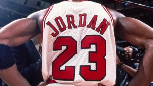 Τα «χρυσά»… παπούτσια του Μάικλ Τζόρνταν έπιασαν τα 1,47 εκατ. δολάρια!