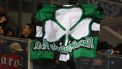 «Παίζουν και για τον… Παναθηναϊκό»: Με σημαίες των «πρασίνων» στο Καραϊσκάκη οι φίλοι της Φερεντσβάρος!