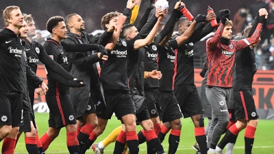 Άιντραχτ Φρανκφούρτης: Ανοίξτε χώρο, περνάει το... τρένο που «ξύπνησε» ο Ολυμπιακός! (video)