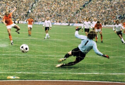 Moυντιάλ 1974: Το πέναλτι των Ολλανδών πριν καν… μπουν στο γήπεδο οι ομάδες και η ανατροπή που χάρισε στη Δυτική Γερμανία το τρόπαιο