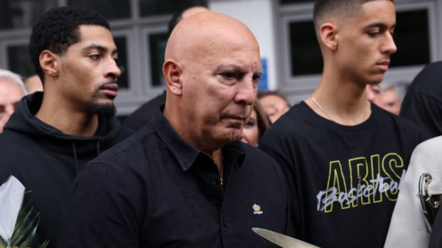 Λύγισε ο Νίκος Γκάλης: Αγκαλιά με το τρόπαιο, στο «αντίο» του Γιάννη Ιωαννίδη