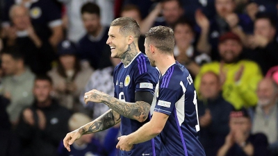 Σκωτία: Ο Ρόμπερτσον θυμήθηκε τα… παιδικά του χρόνια και ο Ντάικς ξεπέρασε τον εαυτό του σε 13 λεπτά! (video)