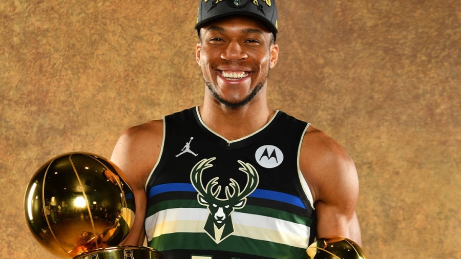 NBA: Ο Γιάννης καλωσόρισε τα τρόπαια στο σπίτι του!